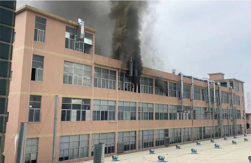 工廠冒煙.jpg 工廠冒煙.jpg